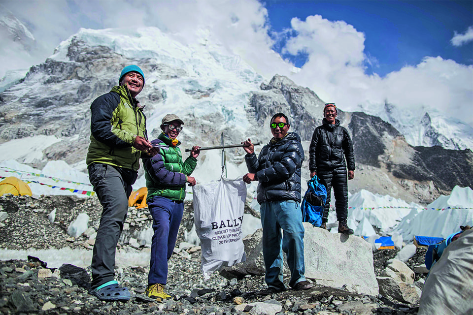Чем больше альпинистов стремилось покорить Джомолунгму, тем больше они оставляли на ее склонах мусора