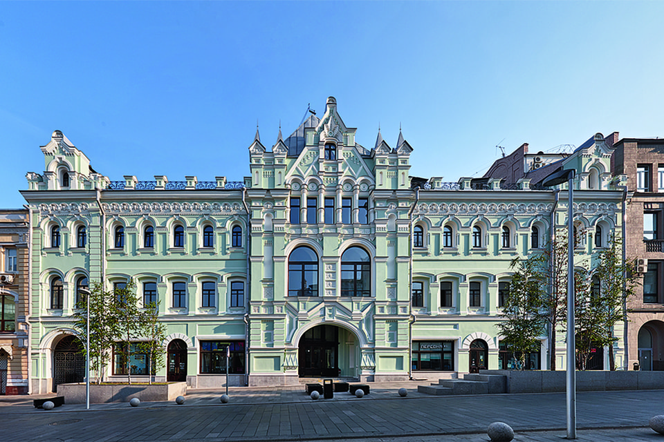 Второй фасад здания, выходящий на Пушечную улицу, был построен чуть позже и оформлен в псевдорусском стиле