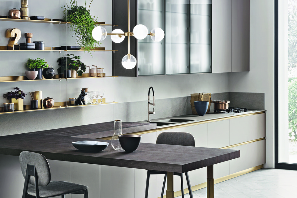 В коллекции Scavolini DeLinea очевидны основные тренды кухонного дизайна: минимализм, гладкие поверхности, «ритмичность», цветовая  сдержанность