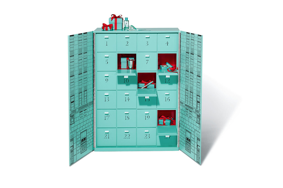 За каждым из «окошком» адвент-календаря Tiffany &amp; Co. скрывается драгоценный подарок и таковых внутри этого «дома» целых двадцать четыре штуки