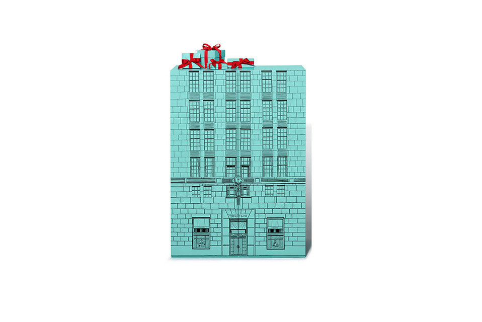 Деревянный адвент-календарь Tiffany &amp; Co. создан в виде флагманского бутика Дома на 5-ой Авеню в Нью-Йорке и имеет высоту больше метра