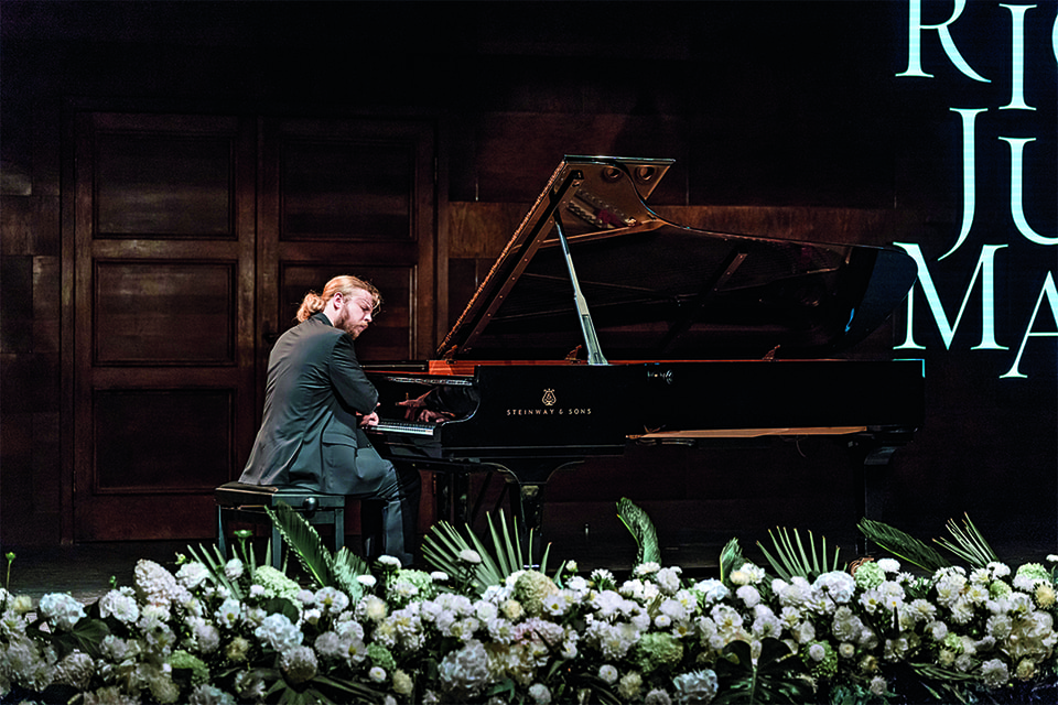 Выступление пианиста Дениса Кожухина