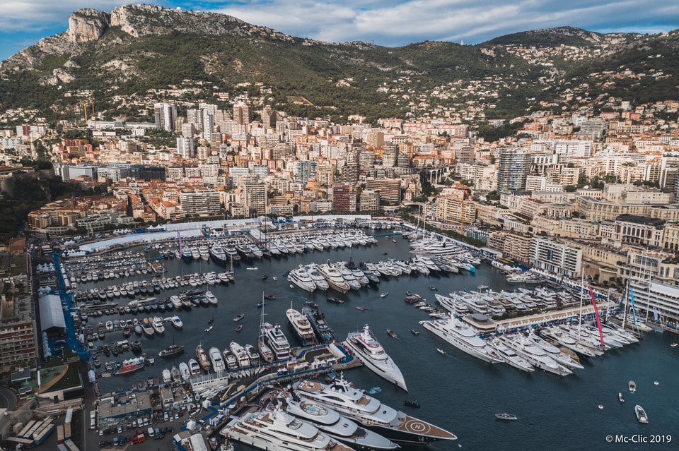 Порт Эркюль, расположенный в бухте княжества Монако, принял у себя больше сотни роскошных суперяхт