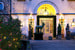 В спа-отеле Les Sources de Caudalie в Бордо любят отдыхать Анджелина Джоли, Брэд Питт, Кэмерон Диас и принцесса Монако. На рождество здесь действует специальное предложение, включающее бьюти-программу Luxury Cure в спа-центре Caudalie Vinothérapie® для каждого гостя, винную дегустацию в гастробаре Rouge, праздничный ужин в ресторане La Grand'Vigne, отмеченном двумя звездами Мишлен
