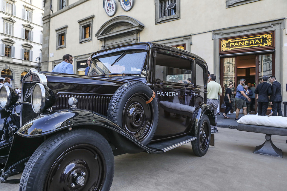 Гостей открытия бутика встречал ретро-автомобиль родом из эпохи, когда началась история Officine Panerai
