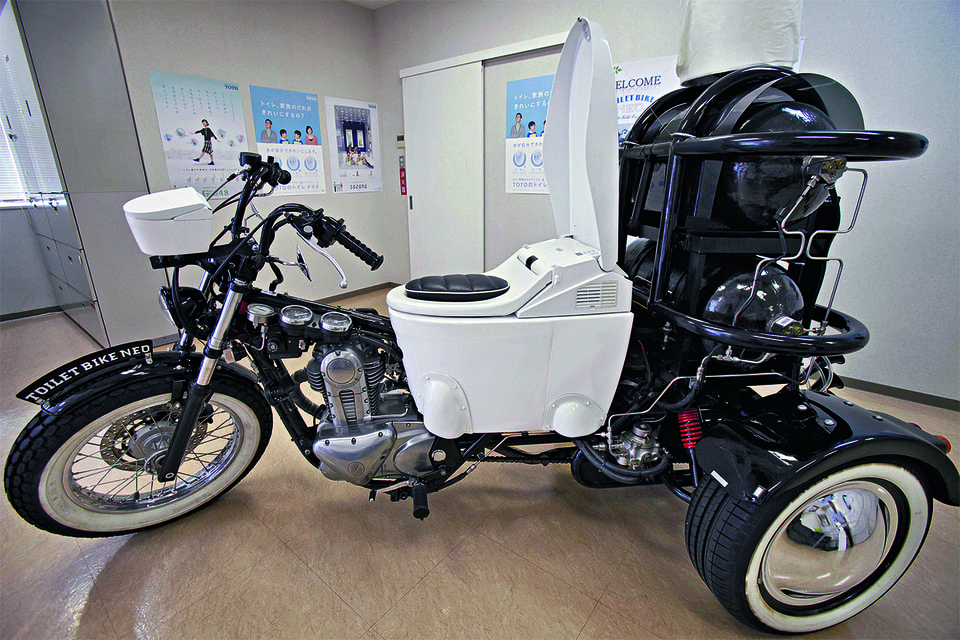 Мотоцикл-унитаз, созданный фирмой Toto, ездит на фекалиях