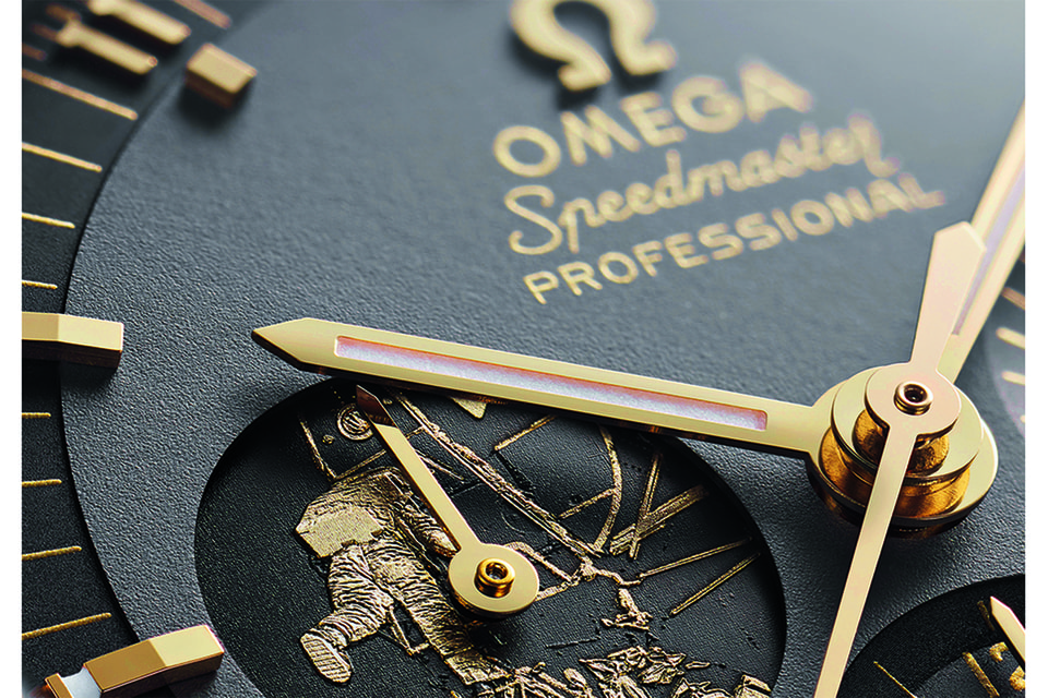 Часы Omega, фрагмент циферблата модели Speedmaster Apollo 11 50th Anniversary