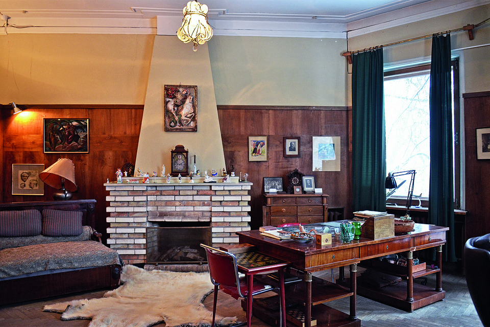 Рабочий стол в кабинете дома-музея Петра Леонидовича Капицы