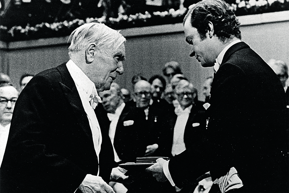 Король Швеции вручает П. Л. Капице Нобелевскую премию по физике, 1978 год