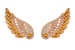 Коллекции Wings Embrace от Garrard исполняется 15 лет, и по этому случаю она получила новый дизайн. В силуэте крыльев из белого, желтого или розового золота заключено «обнимающее» движение – его импульс передан через закрученную волюту в верхней части «пера», из которой словно бы разворачивается его динамика. Местами тонко проработанные «перышки» в россыпи бриллиантов и цветных сапфиров и вовсе оставлены ажурными. Этот технический прием придает воздушность и объем двухслойным «перьям» серег, подвесок и колец
