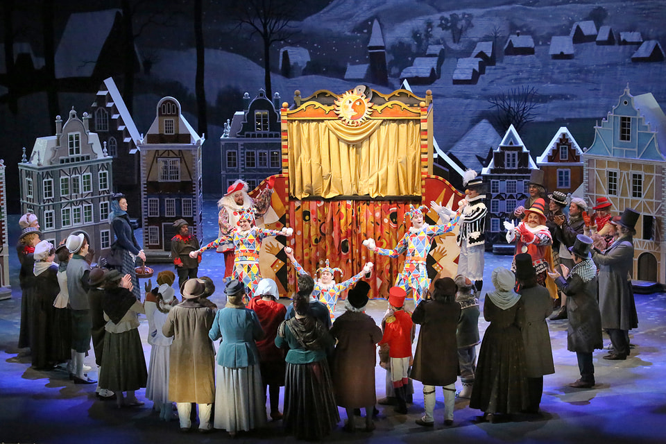 Всегда остаются и классические варианты проведения новогодних праздников – например, поход в Большой театр на традиционные постановки с рождественским духом