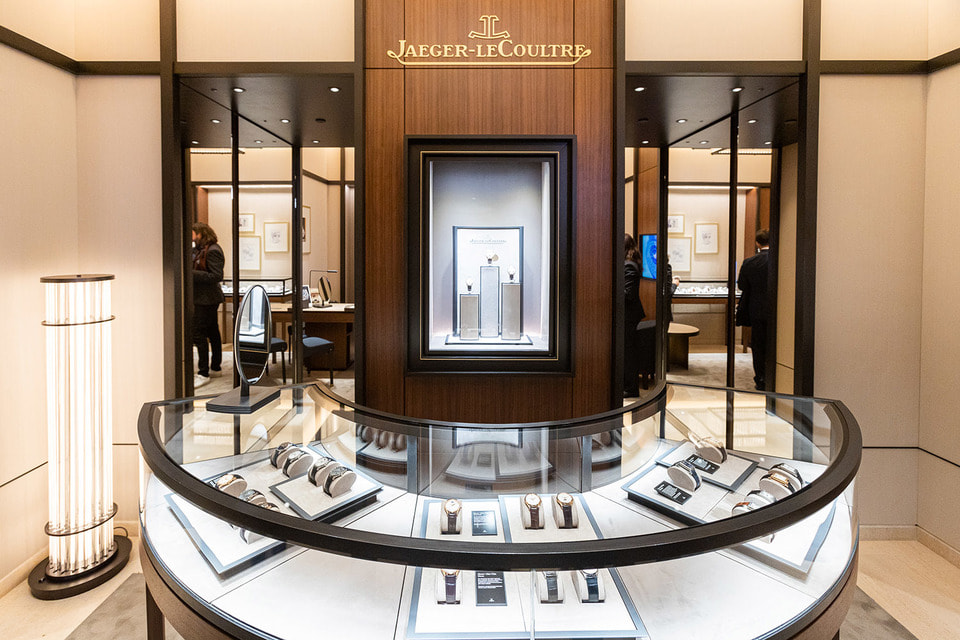 Интерьер нового бутика Jaeger-LeCoultre поделен на две зоны – собственно сам магазин и лаунж-зону