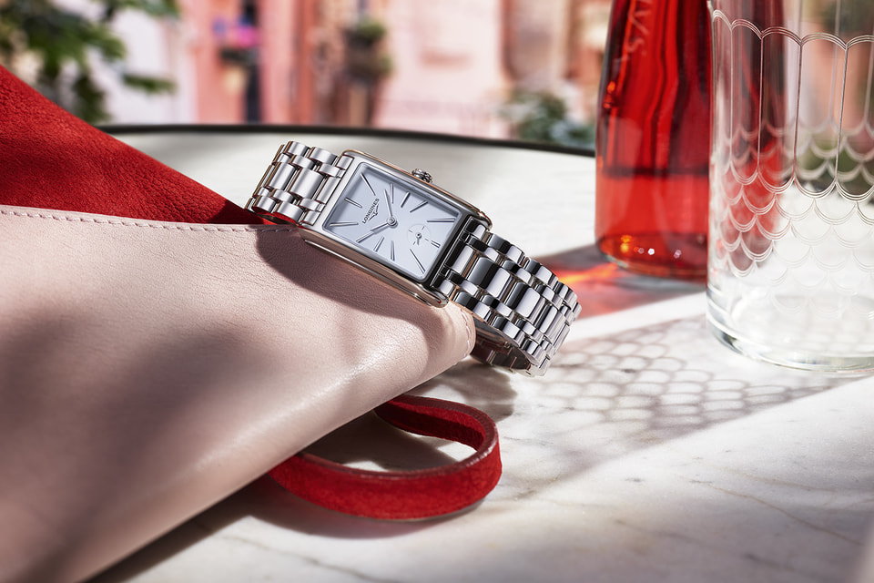 Классический циферблат Longines DolceVita белого цвета получил новое оформление