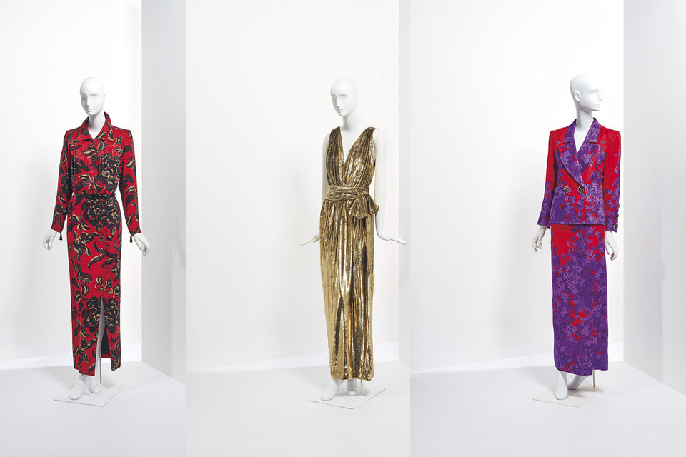 Слева направо: вечерний ансамбль изосенне-зимней коллекции haute couture 1994/95 (оценка: €1 000 – 1 500); вечернее платье из весенне-летней коллекции haute couture 1995 г., в котором Денев появилась на церемонии вручения премии «Оскар» в 2000 году (оценка: €2 000 – 3 000); ансамбль из шелкового газара из весенне-летней коллекции haute couture 1989 – в нем Денев была на церемонии вручения премии «Золотой глобус» 1993 года (оценка: €1 000 – 1 500)