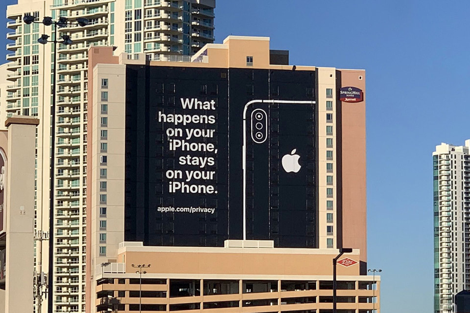 Apple в выставке не участвовала, зато взирала на участников с рекламного стенда