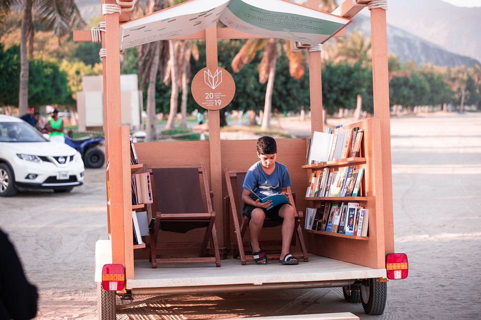 Книжные павильоны путешествуют по общественным пляжам Шарджи