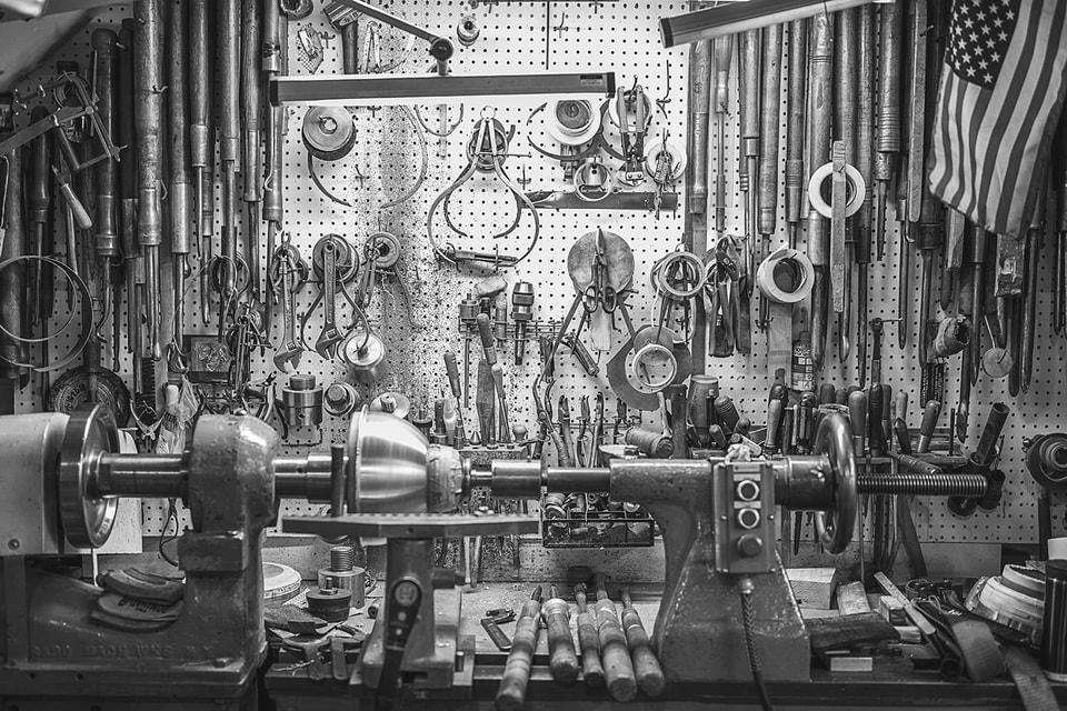 Tiffany 1837 Makers – это дань ручному труду и классическим техникам создания ювелирных изделий: за каждым предметом коллекции стоит конкретный мастер
