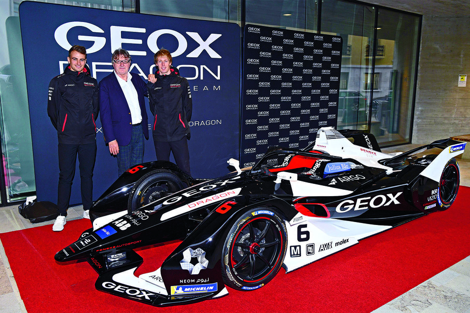 Основатель Geox Марио Моретти Полегато c гонщиками Нико Мюллером и Брендоном Хартли на презентации электроболида Penske EV-4