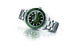 Циферблат и безель этой версии дайверских часов Rado Captain Cook в винтажном стиле впервые исполнены в глянцевом зеленом цвете. Прочие детали – индексы, стрелки, шрифт цифр – отсылают к оригинальной версии часов 1962 года. Корпус диаметром 42 мм из высокотехнологичной керамики обладает водонепроницаемостью до 30 бар (300 м). Часы оснащены высокоточным швейцарским автоматическим механизмом C07 с увеличенным запасом хода до 80 часов и системой смены стального браслета Easy Clip