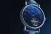 Год назад в коллекции классичес­ких часов Breguet впервые была создана модель с циферблатом из эмали глубокого синего цвета. Теперь в этом собрании появились часы Classique Tourbillon Extra-Plat с аналогичным эмалевым циферблатом и турбийоном, расположенным между отметками «4» и «6» часов. Это усложнение с кареткой из титана и пружиной баланса из силикона является частью мануфактурного калибра 581 – ультратонкого механизма. Это самый тонкий часовой механизм Breguet с турбийоном: его толщина 3 мм, притом высота корпуса составляет 7,45 мм, а запас хода – 80 часов