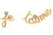 Идея коллекции украшений Oui французского Дома Dior всегда была построена вокруг любовных признаний. По задумке креативного директора ювелирного подразделения Dior Joaillerie Виктуар де Кастеллан воплощенные в золоте признания красноречиво говорят о чувствах обладательницы. Теперь слова и фразы Oui («Да, я согласна»), Toi &amp; Moi («Ты и я») и Je tʼaime («Я тебя люблю») исполнены в виде графических колец на два или три пальца и в виде серег-каффов. Материалы в коллекции остались прежними – заветные слова «начертаны» из желтого золота и украшены бриллиантом