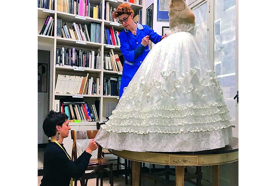 Мастера работают над платьем для фильма «Анна Каренина» режиссера Маурицио Милленотти