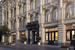Главный фасад клубного дома Kuznetsky Most 12 by Lalique выходит на сам Кузнецкий мост, а другой смотрит на Пушечную улицу