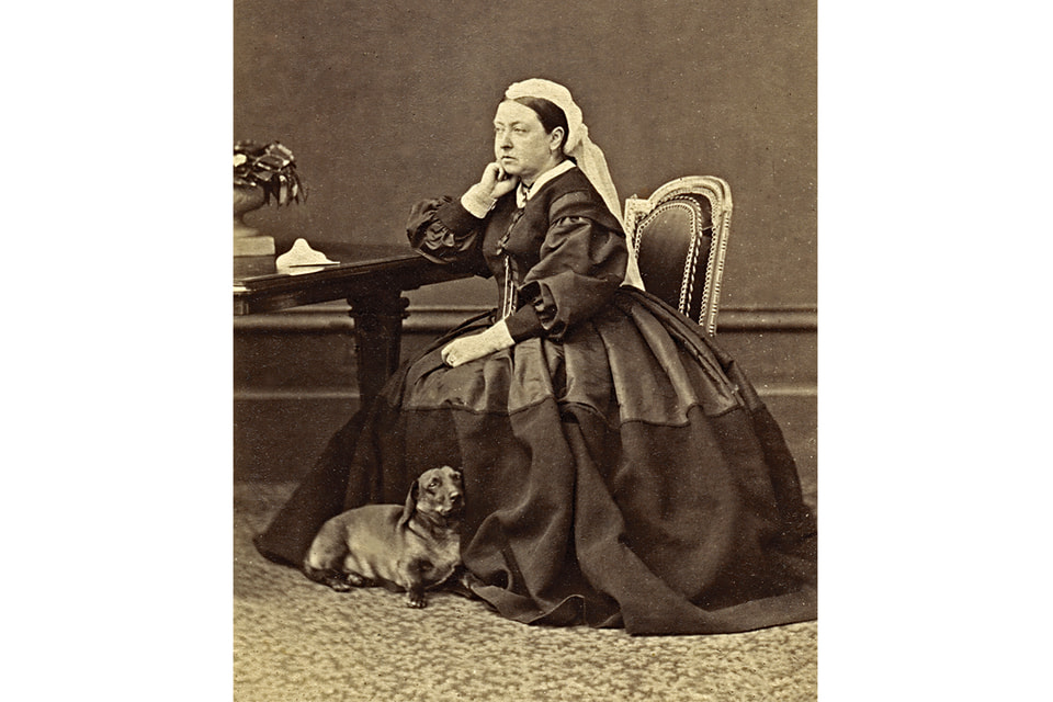У ног английской королевы Виктории сидит ее любимый пес Шарп, Лондон, 1865 г.