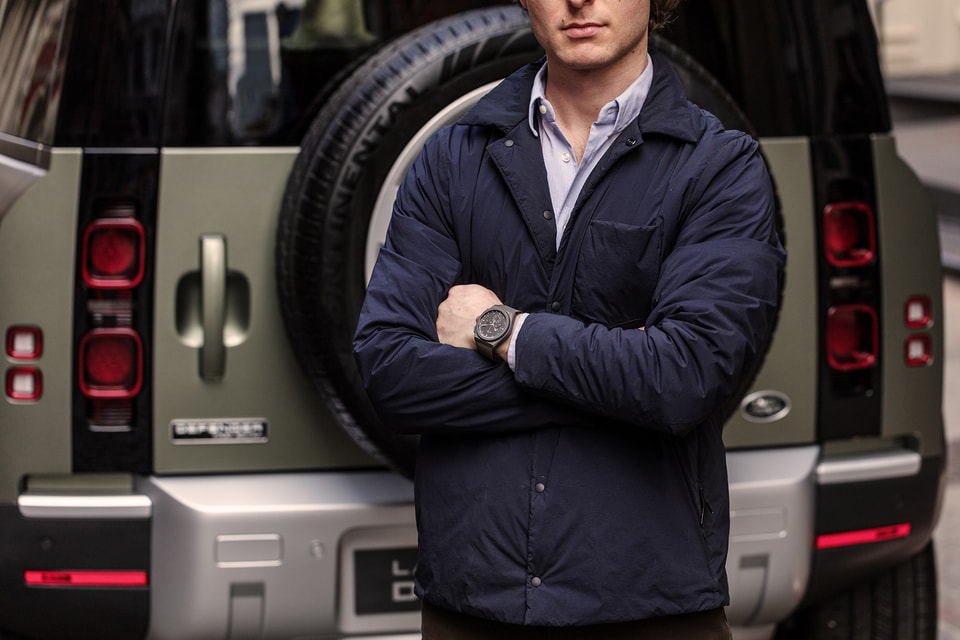 Нарочито сдержанный дизайн часов Zenith Defy 21 Land Rover Edition навеян обликом внедорожника Land Rover Defender нового поколения