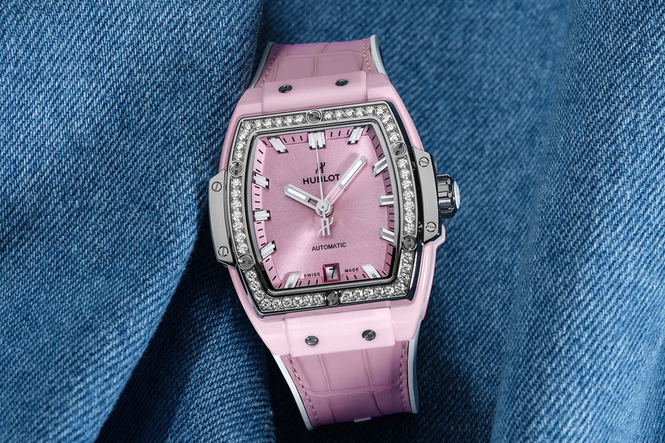 Часы Spirit of Big Bang Light Pink Ceramic полностью решены в розовом цвете: от циферблата до керамики корпуса и ремешка