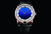 Модель DB25 Starry Varius – это первые часы швейцарской мануфактуры De Bethune в корпусе из полированного розового золота 5N. Корпус толщиной 8,8 мм и диаметром 42 мм дополнен интегрированными скелетонированными ушками, благодаря чему часы чрезвычайно удобно сидят на запястье. Традиционное для бренда звездное небо на циферблате состоит из золотых точек, которые одна за другой устанавливаются на синий фон, повторяя карту созвездий. После этого узор Млечного Пути покрывается драгоценным металлом с использованием старинной техники сусального золочения и фрезеруется лазером. Время на циферблате показывают полированные вручную стрелки из розового золота. Мануфактурный калибр DB2105 с ручным заводом работает с частотой 28 800 полуколебаний в час и укомплектован новейшим балансовым колесом из титана и тройной «парашютной» противоударной системой.