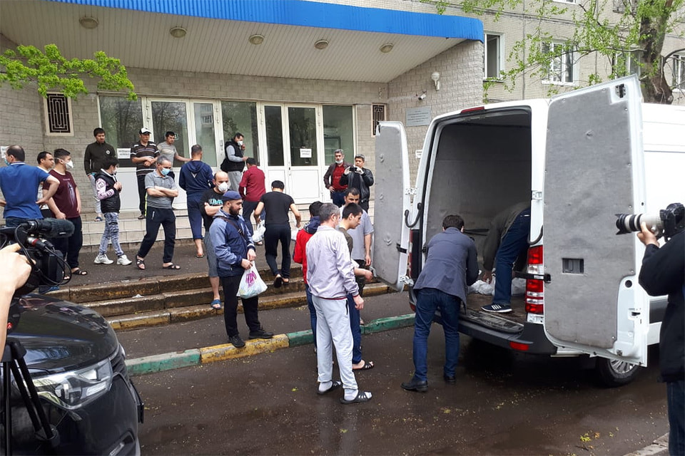 Обеды мигрантам доставляют в рамках инициативы #ПомощьЕСТЬ!