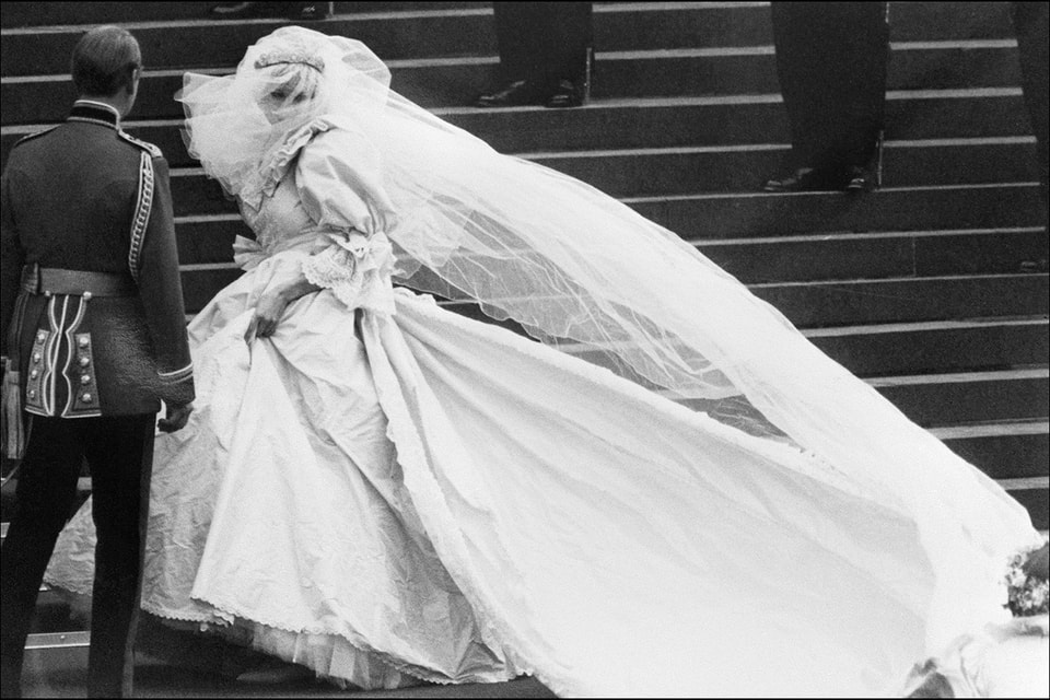 Свадебный наряд принцессы Уэльской Дианы был сделан из тафты. И это оказался не самый удачный выбор