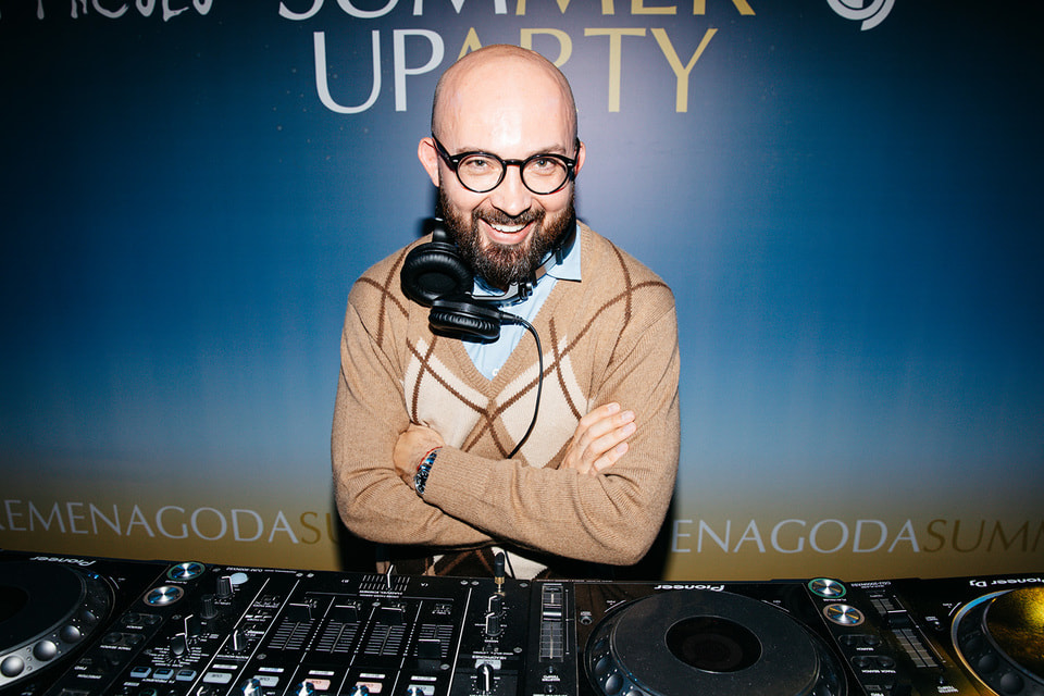 DJ Виталий Козак, резидент вечеринок в пространстве галерей «Времена года»