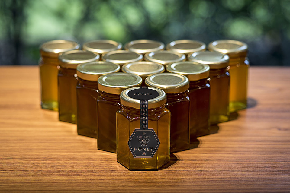 Мед от Rolls-Royce имеет цветочный вкус с древесным привкусом