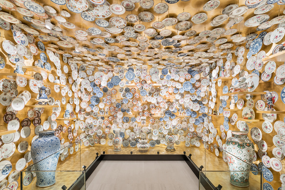 На выставке The Porcelain Room представлено несколько сотен образцов фарфора из разных стран