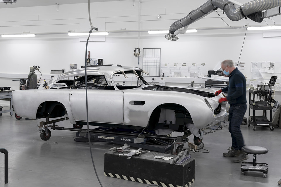На сборку одного DB5 Goldfinger Continuation уходит около 4500 ч