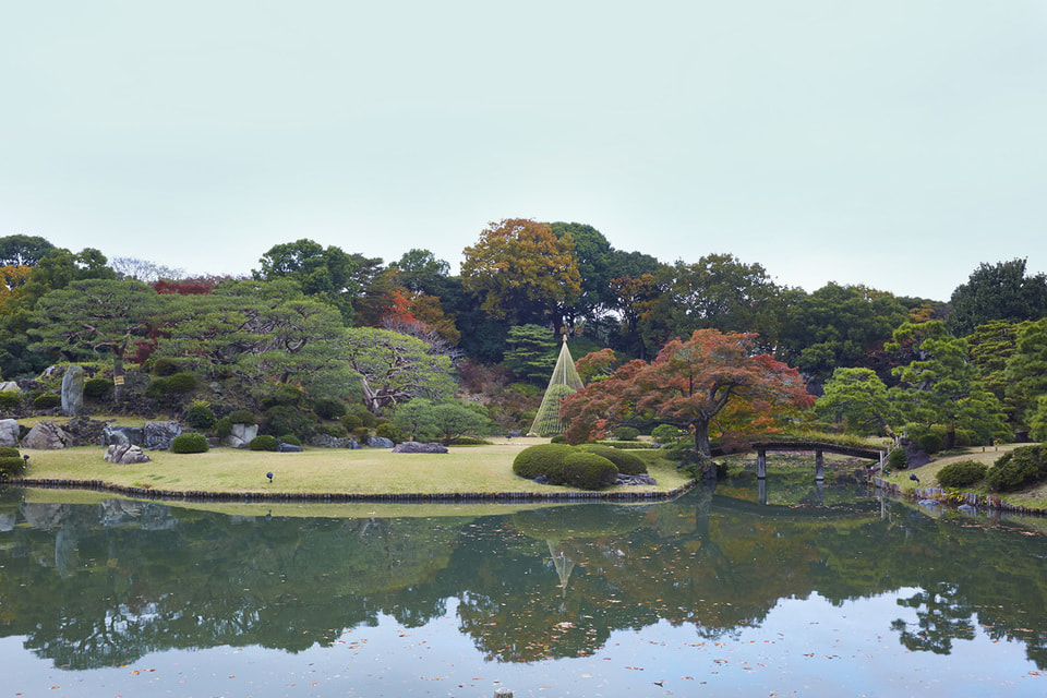 Характерный ландшафт токийского сада Рикугиэн 