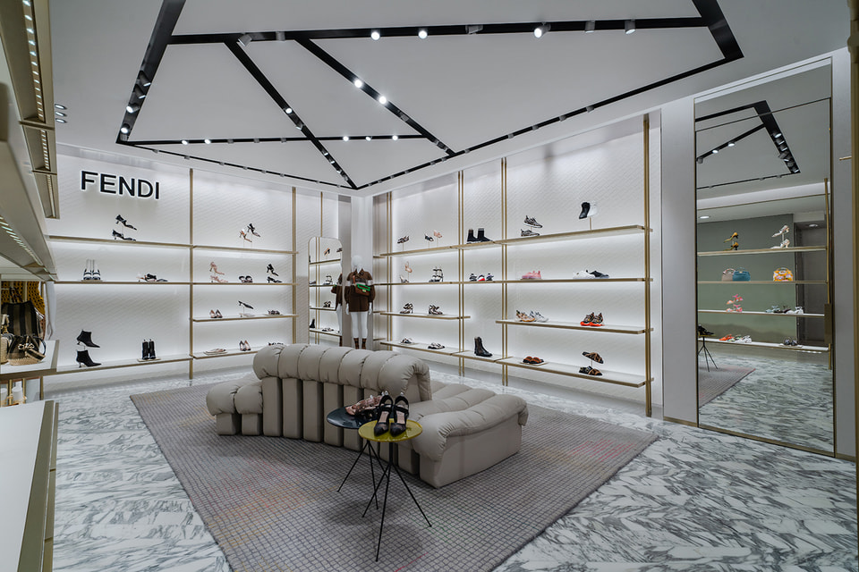 Почти половину нового бутика занимает обувное пространство с самым большим ассортиментом обуви в Москве