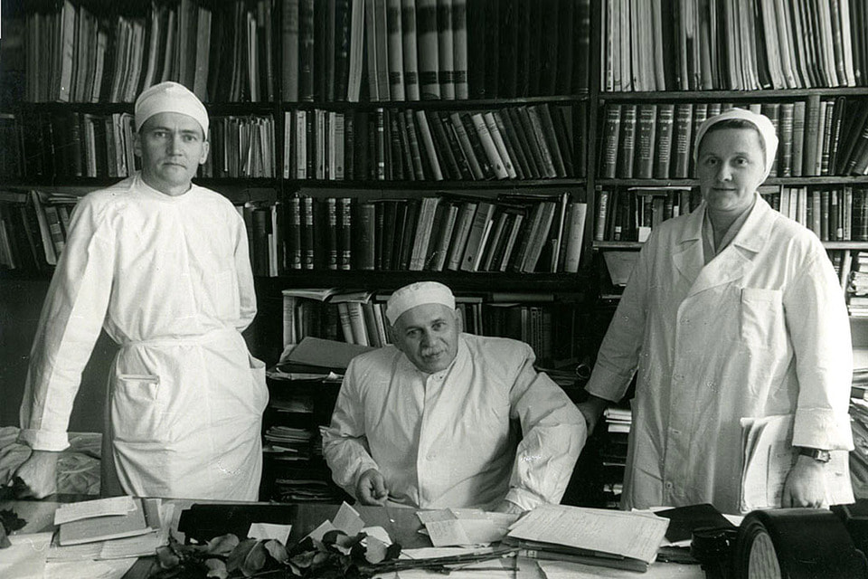 Паул Страдынь (в центре), выдающийся онколог и историк медицины — его именем и назван музей