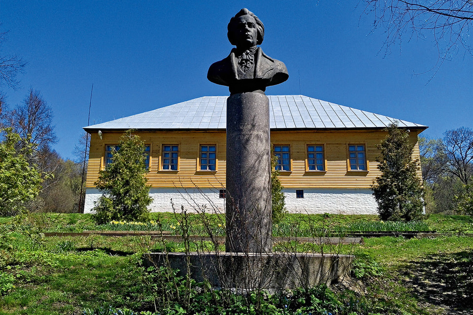 Перед музеем в усадьбе установлен бюст А.Т. Болотова
