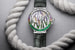 Вдохновением для облика новой женской модели Marine Haute Joaillerie Poseidonia швейцарского часового Дома Breguet cтало морское растение Posidonia oceanica. Изображение этой «морской травы» в виде изящной инкрустации из 85 бриллиантов или цветных драгоценных камней огранки «багет» нанесено на перламутровый циферблат. Безель, корпусное кольцо, ушки и даже застежка ремешка ювелирных часов украшены в каждой из четырех версий теми же драгоценными камнями в тон. Гармония материалов создает иллюзию тонкой игры лучей солнца на морской глади. Тонкие часовая и минутная стрелки Breguet изготовлены из золота, наконечник секундной стрелки стилизован под морской сигнальный флаг, соответствующий букве «B», что является знаковым элементом коллекции Marine. Для удобства считывания показаний на безеле с традиционной багетной инкрустацией, каждый час 12-часовой шкалы отмечен бриллиантом треугольной формы. «Сердцем» модели Marine Haute Joaillerie Poseidonia является сверхтонкий мануфактурный механический калибр с автоподзаводом 591C, мосты которого декорированы вручную узором гильоше, напоминающим корабельную палубу.