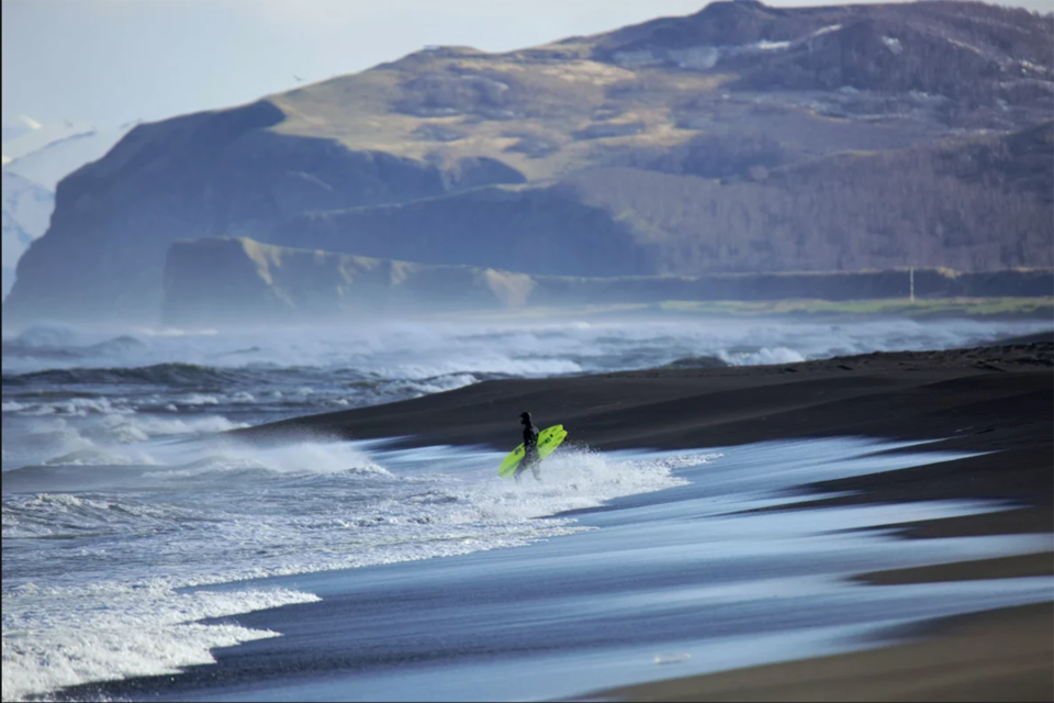 Полюбоваться океаном (и даже покататься на серфе, правда, при температуре воды 4 градуса) можно на Камчатке