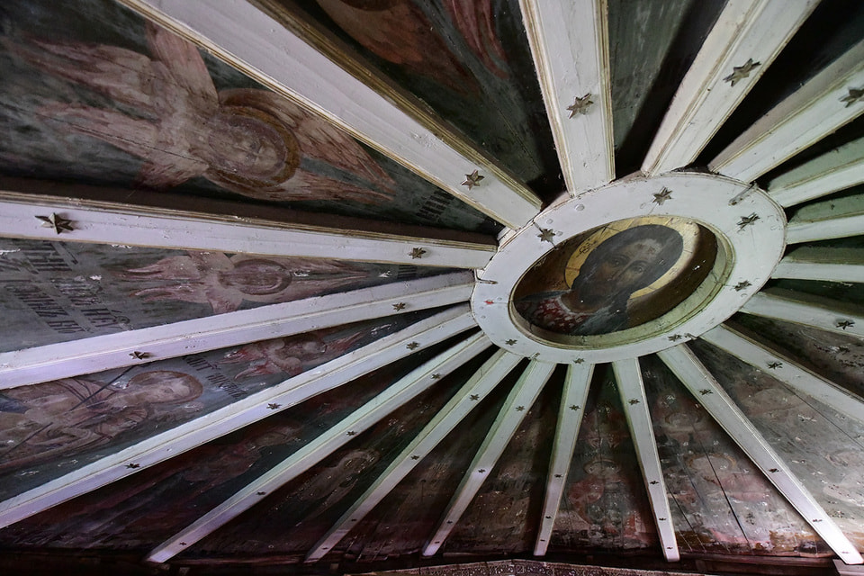 Такие иконы на потолках шатровых деревянных храмов сегодня можно встретить только в Поморье