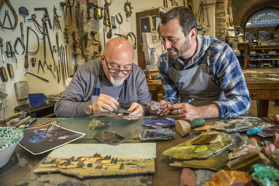Отец и сын Ренцо и Леонардо Скарпелли – участники проекта. Они в совершенстве владеют техникой флорентийской мозаики