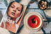 Kate: The Kate Moss BookКейт Мосс недаром признана одной из самых высокооплачиваемых моделей 90-х и начала 2000-х. «Она противоречит всему тому, чем она должна бы быть» – так о ней говорил британский фотограф и публицист Льюис Морли. Работая именно с ней, а не с известными моделями того времени, дизайнер Келвин Кляйн отдавал дань популярной в 90-х андрогинности – так юная Кейт стала лицом легендарных духов CK One. Позже андрогинность сменилась знаменитым «героиновым шиком», и здесь Мосс снова была на высоте: хрупкая, худая, бледная, будто вечно уставшая, она соответствовала всем параметрам, легко обходя конкуренток с громкими именами. К своим двадцати она уже заработала первый миллион, а в 2000-м стала самой высокооплачиваемой моделью мира с заработком $14,8 млн.