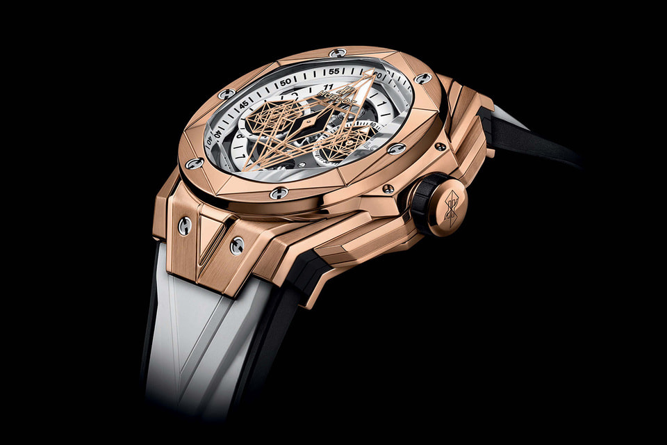 Корпус одной из двух лимитированных моделей Hublot Big Bang Sand Bleu II создан из фирменного сплава золота King Gold