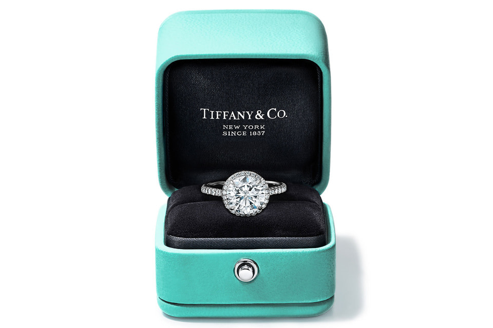 Где добыт, огранен, отполирован, обрамлен и помещен в коробочку Tiffany Blue Box – Дом раскрывает весь «путь» бриллианта