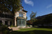 В семейном доме Вюиттонов в Аньере под Парижем теперь находится музей бренда, а рядом по-прежнему функционирует ателье, где создают знаменитые сундуки