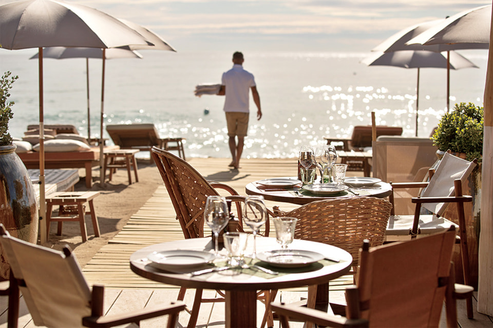 После раскаленного солнцем песка босыми ногами вы вступаете на деревянный пол гостеприимного «убежища» – пляжного ресторана, дарящего тень и уют